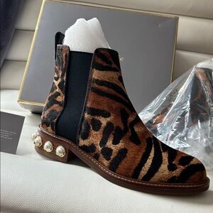 Louise et Cie Leopard-Print Chelsea Boots in Brown & Black with Gold Studs